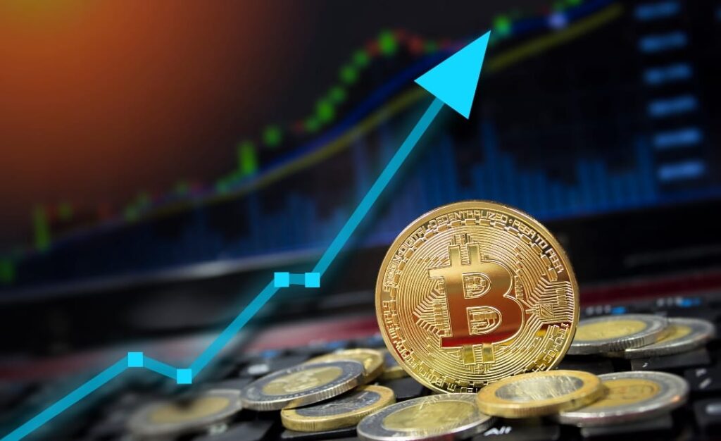 Could Bitcoin Reach $75,000? A $900 million liquidation event is anticipated by traders.