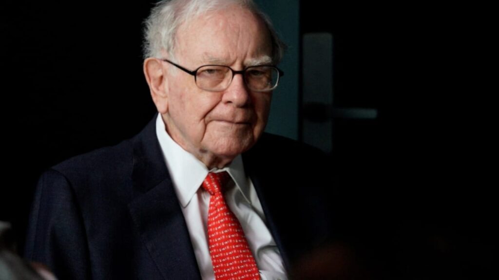 Berkshire Hathaway Significantly Lowers Its Apple Holdings in Q2